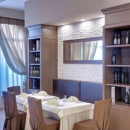 Lo Scacciapensieri & Restaurant 4* مونتيروني دي ليتشي