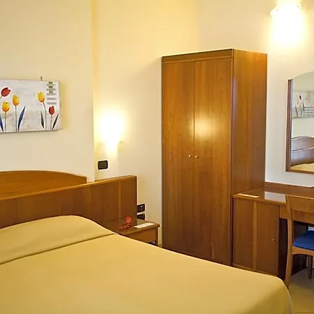 Lo Scacciapensieri & Restaurant فندق 4*