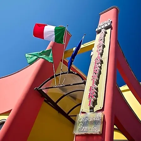 Lo Scacciapensieri & Restaurant 4* مونتيروني دي ليتشي