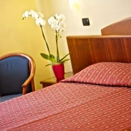 Lo Scacciapensieri & Restaurant فندق 4*