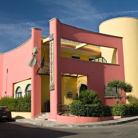 Lo Scacciapensieri & Restaurant 4* مونتيروني دي ليتشي