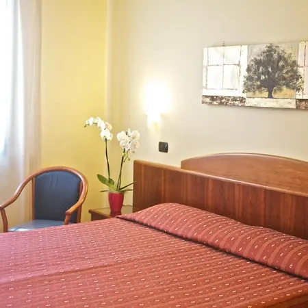 Hotel Lo Scacciapensieri & Restaurant 4*