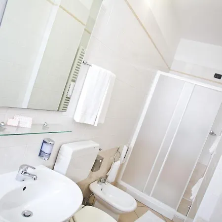 فندق Lo Scacciapensieri & Restaurant 4*